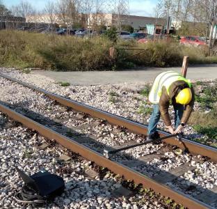 Measuring rail profiles at the Marcianise freight rail yard. (2024) Measuring rail profiles at the Marcianise freight rail yard. (2024)