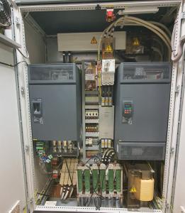 Interno del sistema elettronico di conversione bidirezionale per l&#039;alimentazione dei banchi freno. Potenza massima 200 kVA. 