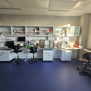 vista laterale del laboratorio con visualizzazione HPLC, DLS, NANOASSEMBLR