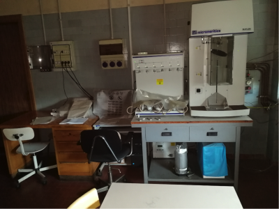 Adsorption analyzer Micromeritics 3Flex 3500, c/o laboratorio porosimetria stanza n. 1. 