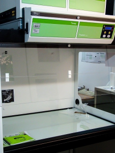 Ductless fume hood with two filtration columns