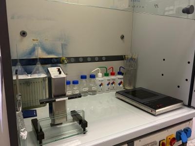 Strumento per derivatizzazione di lastre HPTLC ad immersione e piastra riscaldante 