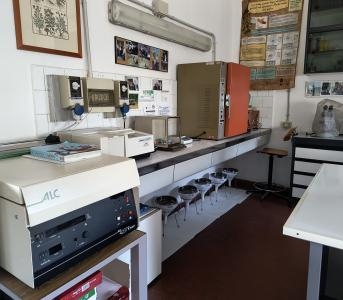 Centrifuga, spettrofotometro, bilancia di precisione, stufa