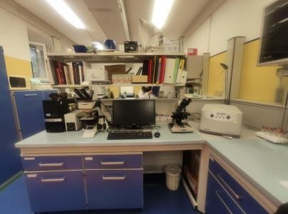 bancone con microscopio e centrifuga refrigerata